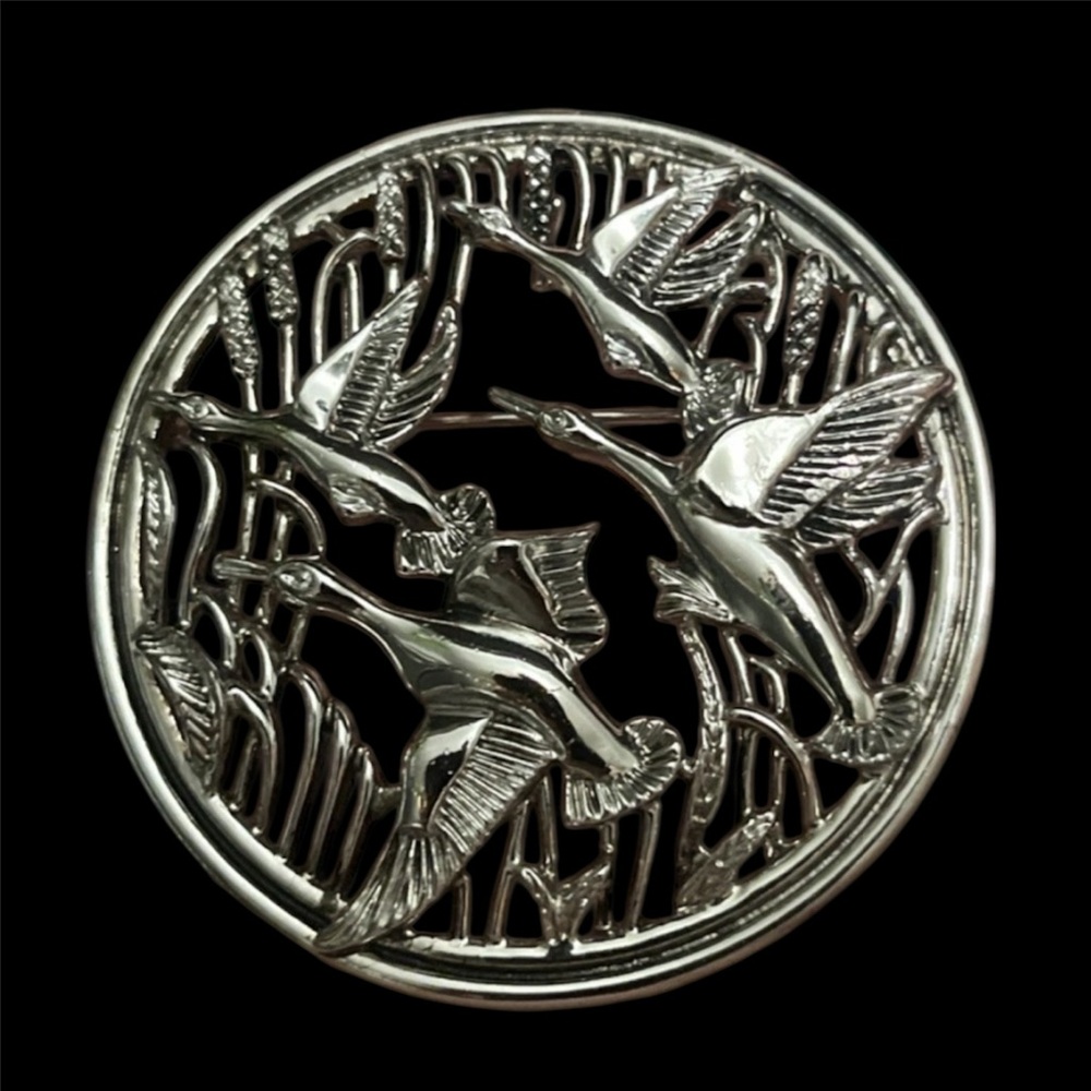 Sarah Coventry Signed Flying Ducks Silver-tone Round Vintage Pin Brooch Jewelry